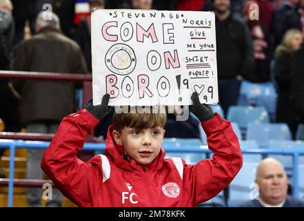 Birmingham, England, 8. Januar 2023. Ein junger Stevenage-Fan hält während des FA Cup-Spiels im Villa Park, Birmingham, ein optimistisches Banner. Das Bild sollte lauten: Darren Staples/Sportimage Stockfoto