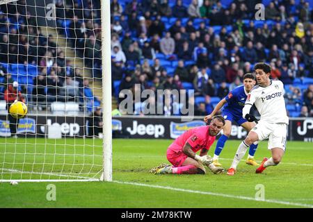 Sonny Perkins von Leeds United (rechts) erzielt beim dritten Spiel des Emirates FA Cup im Cardiff City Stadium das zweite Tor seiner Seite. Foto: Sonntag, 8. Januar 2023. Stockfoto