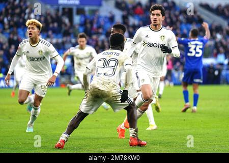 Sonny Perkins von Leeds United (rechts) feiert das zweite Tor seiner Mannschaft beim dritten Spiel des Emirates FA Cup im Cardiff City Stadium. Foto: Sonntag, 8. Januar 2023. Stockfoto