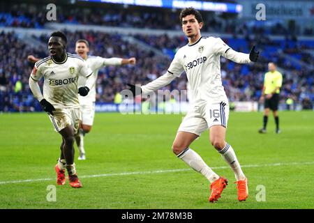 Sonny Perkins von Leeds United (rechts) feiert beim dritten Spiel des Emirates FA Cup im Cardiff City Stadium das zweite Tor seiner Seite. Foto: Sonntag, 8. Januar 2023. Stockfoto