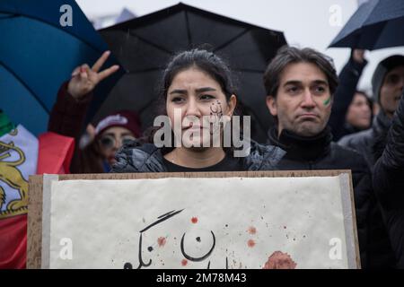 Berlin, Deutschland. 08. Januar 2023. Am 8. Januar 2023 wurde in Berlin am Pariser Platz ein Protest zu Ehren der Opfer der Tragödie des Fluges 752 der Ukraine International Airlines abgehalten. Die Frau auf dem Bild hielt ein Schild mit der Aufschrift "Sag mama nichts" in Bezug auf die jüngsten Ereignisse im Iran, wo Mohammad Mehdi Karami, ein 22-jähriger Mann, hingerichtet wurde. (Foto: Michael Kuenne/PRESSCOV/Sipa USA) Guthaben: SIPA USA/Alamy Live News Stockfoto