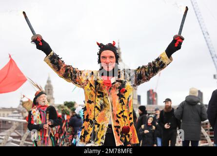 London, Vereinigtes Königreich, 8. Januar 2023. Der Heilige Mann und der Teufel Beelzebub werden über die Themse geleitet, für die jährliche zwölfte Nacht-Klavierveranstaltung. Glücklicherweise haben sie es gerade über die Millennium Bridge auf dem Weg nach Bankside geschafft, zwischen sintflutartigen Schauern. Kredit: Monica Wells/Alamy Live News Stockfoto