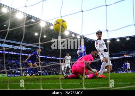 Sonny Perkins von Leeds United (rechts) erzielt beim dritten Spiel des Emirates FA Cup im Cardiff City Stadium das zweite Tor seiner Seite. Foto: Sonntag, 8. Januar 2023. Stockfoto