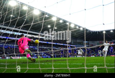 Torwart Jak Alnwick (links) in Cardiff City rettet den Elfmeterkick von Rodrigo Moreno von Leeds United während des dritten Spiels des Emirates FA Cup im Cardiff City Stadium. Foto: Sonntag, 8. Januar 2023. Stockfoto