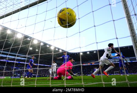 Sonny Perkins von Leeds United (rechts) feiert beim dritten Spiel des Emirates FA Cup im Cardiff City Stadium das zweite Tor seiner Seite. Foto: Sonntag, 8. Januar 2023. Stockfoto