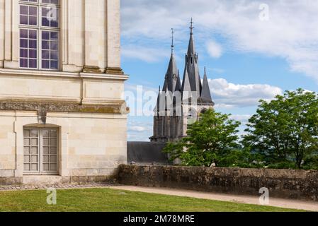 Das St. Nicolas Kirche im Hintergrund der königlichen Burg von Blois Stockfoto