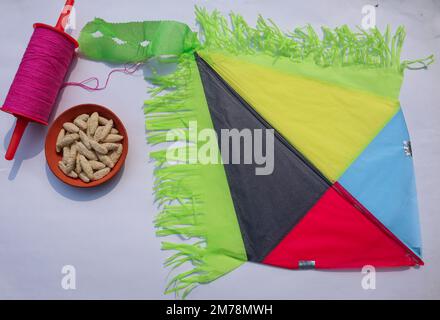 Rewri, auch bekannt als Rewadi oder Revadi, ist beim indischen Makar sankranti Festival beliebt. Rewri ist ein knuspriges Toffee wie ein Dessert Stockfoto