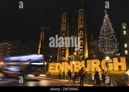 Edinburgh, Großbritannien, 1. Januar 2023, festliche Dekoration auf dem Hügel, Kredit: Raymond Davies Stockfoto