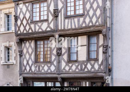 Altes Haus mit Fachwerkarchitektur im alten Blois Stockfoto