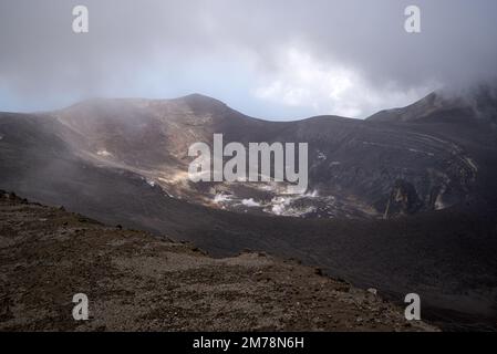 Ein wunderschöner Blick auf einen Nebel auf dem Gipfel eines Berges Stockfoto