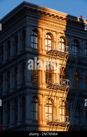 Soho Loft-Gebäude mit Fassadenverzierungen und Feuerleiter. Soho Cast Iron Building Historic District, Lower Manhattan, New York City Stockfoto