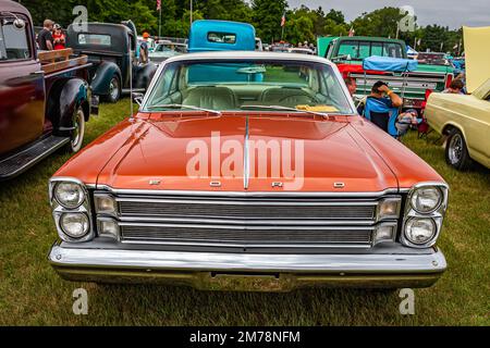 Iola, WI - 07. Juli 2022: Perspektivische Vorderansicht eines 1966 Ford Galaxie 500 2 Door Hardtop auf einer lokalen Automesse. Stockfoto