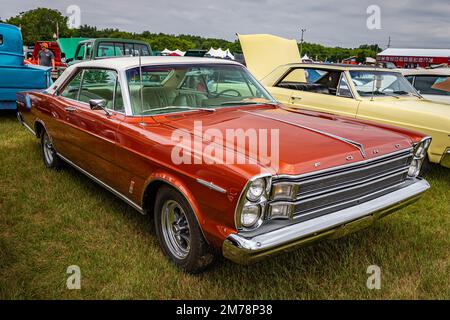 Iola, WI - 07. Juli 2022: Blick aus der Perspektive auf eine 1966 Ford Galaxie 500 2 Door Hardtop auf einer lokalen Automesse. Stockfoto