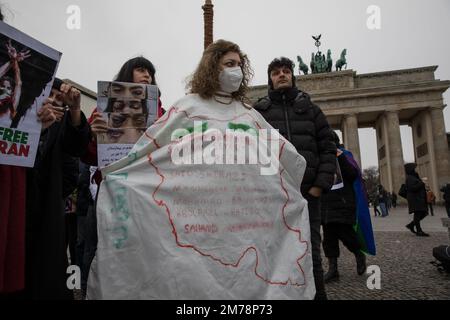 Berlin, Deutschland. 8. Januar 2023. Am 8. Januar 2023 wurde in Berlin am Pariser Platz ein Protest zu Ehren der Opfer der Tragödie des Fluges 752 der Ukraine International Airlines abgehalten. Am 8. Januar 2020 wurde die Boeing 737-800, die von Ukraine International Airlines betrieben wird und von Teheran nach Kiew fliegt, vom Korps der Islamischen Revolutionsgarde (IRGC) in der Nähe von Teheran abgeschossen, was zum Tod aller 176 Passagiere und Besatzungen an Bord führte. Der Protest in Berlin erinnerte an diese Tragödie und forderte Gerechtigkeit für die Opfer und ihre Angehörigen. Außerdem die Demonstranten Stockfoto