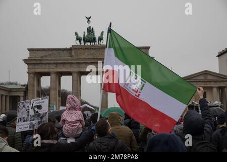 Berlin, Deutschland. 8. Januar 2023. Am 8. Januar 2023 wurde in Berlin am Pariser Platz ein Protest zu Ehren der Opfer der Tragödie des Fluges 752 der Ukraine International Airlines abgehalten. Am 8. Januar 2020 wurde die Boeing 737-800, die von Ukraine International Airlines betrieben wird und von Teheran nach Kiew fliegt, vom Korps der Islamischen Revolutionsgarde (IRGC) in der Nähe von Teheran abgeschossen, was zum Tod aller 176 Passagiere und Besatzungen an Bord führte. Der Protest in Berlin erinnerte an diese Tragödie und forderte Gerechtigkeit für die Opfer und ihre Angehörigen. Außerdem die Demonstranten Stockfoto