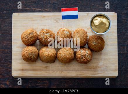 Bitterballen, ein typisch holländischer Snack ähnlich Kroketten, serviert mit Senfsauce Stockfoto