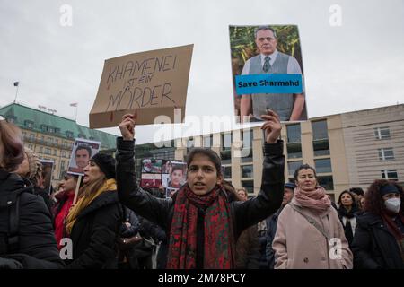 Berlin, Deutschland. 8. Januar 2023. Am 8. Januar 2023 wurde in Berlin am Pariser Platz ein Protest zu Ehren der Opfer der Tragödie des Fluges 752 der Ukraine International Airlines abgehalten. Am 8. Januar 2020 wurde die Boeing 737-800, die von Ukraine International Airlines betrieben wird und von Teheran nach Kiew fliegt, vom Korps der Islamischen Revolutionsgarde (IRGC) in der Nähe von Teheran abgeschossen, was zum Tod aller 176 Passagiere und Besatzungen an Bord führte. Der Protest in Berlin erinnerte an diese Tragödie und forderte Gerechtigkeit für die Opfer und ihre Angehörigen. Außerdem die Demonstranten Stockfoto