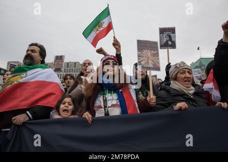 Berlin, Deutschland. 8. Januar 2023. Am 8. Januar 2023 wurde in Berlin am Pariser Platz ein Protest zu Ehren der Opfer der Tragödie des Fluges 752 der Ukraine International Airlines abgehalten. Am 8. Januar 2020 wurde die Boeing 737-800, die von Ukraine International Airlines betrieben wird und von Teheran nach Kiew fliegt, vom Korps der Islamischen Revolutionsgarde (IRGC) in der Nähe von Teheran abgeschossen, was zum Tod aller 176 Passagiere und Besatzungen an Bord führte. Der Protest in Berlin erinnerte an diese Tragödie und forderte Gerechtigkeit für die Opfer und ihre Angehörigen. Außerdem die Demonstranten Stockfoto