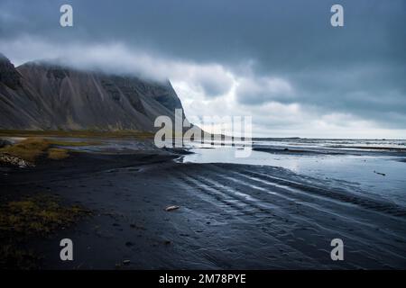 Alte Wikingerdorf Ruinen von Kattegatt mit schwarzem Sandstrand, wikingerboot, Atlantik Island Stockfoto