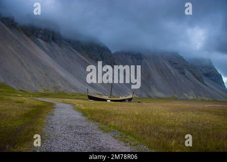 Alte Wikingerdorf Ruinen von Kattegatt mit schwarzem Sandstrand, wikingerboot, Atlantik Island Stockfoto