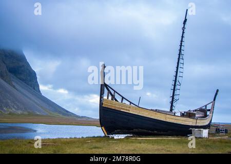 Alte Wikingerdorf Ruinen von Kattegatt mit schwarzem Sandstrand, wikingerboot, Atlantik Island Stockfoto