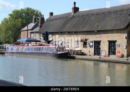 Das Boat Inn in Stoke Bruerne, Northampton. Ein öffentliches Haus am Ufer des Canal Grande. Stockfoto