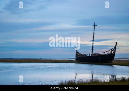 Alte Wikingerdorf Ruinen von Kattegatt mit schwarzem Sandstrand, wikingerboot, Atlantik Island Stockfoto