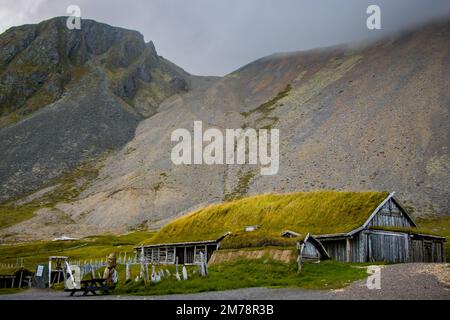 Alte Wikingerdorf Ruinen von Kattegatt mit schwarzem Sandstrand, wikingerboot, Atlantik Island Stockfoto