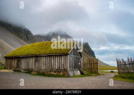 Alte Wikingerdorf Ruinen von Kattegatt mit schwarzem Sandstrand, wikingerboot, Atlantik Island Stockfoto