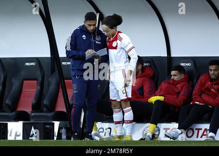 NIJMEGEN - (lr) Ajax Assistenztrainer Michael Reiziger, Kian Fitz-Jim von Ajax während des niederländischen Premier-League-Spiels zwischen NEC und Ajax in De Goffert am 8. Januar 2023 in Nijmegen, Niederlande. ANP MAURICE VAN STONE Stockfoto