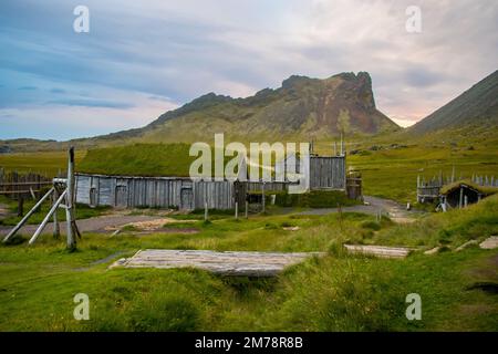 Alte Wikingerdorf Ruinen von Kattegatt mit schwarzem Sandstrand, wikingerboot, Atlantik Island Stockfoto