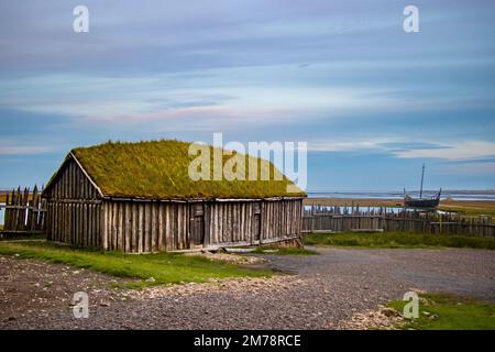 Alte Wikingerdorf Ruinen von Kattegatt mit schwarzem Sandstrand, wikingerboot, Atlantik Island Stockfoto