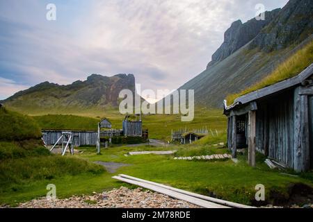 Alte Wikingerdorf Ruinen von Kattegatt mit schwarzem Sandstrand, wikingerboot, Atlantik Island Stockfoto