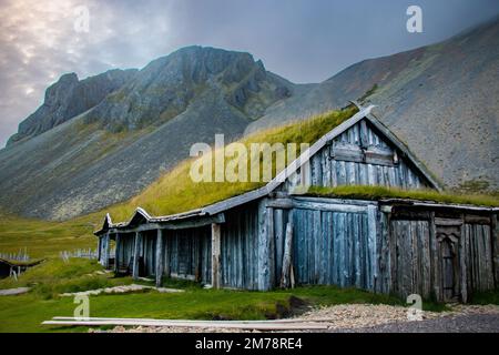 Alte Wikingerdorf Ruinen von Kattegatt mit schwarzem Sandstrand, wikingerboot, Atlantik Island Stockfoto