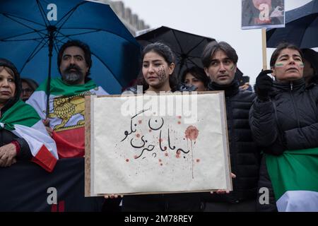 Berlin, Deutschland. 8. Januar 2023. Diese Frau auf dem Bild hielt ein Schild mit der Aufschrift "Sag mama nichts" hoch, das auf die jüngsten Ereignisse im Iran verweist, wo Mohammad Mehdi Karami, ein 22-jähriger Mann, hingerichtet wurde. (Kreditbild: © Michael Kuenne/PRESSCOV via ZUMA Press Wire) Stockfoto