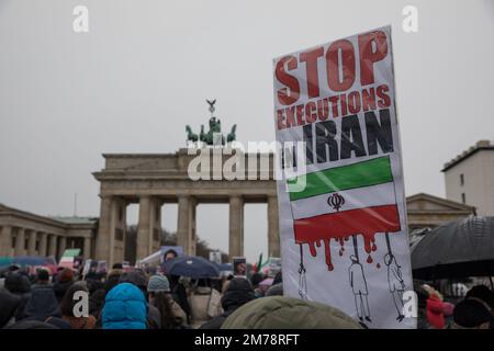 Berlin, Deutschland. 8. Januar 2023. Am 8. Januar 2023 wurde in Berlin am Pariser Platz ein Protest zu Ehren der Opfer der Tragödie des Fluges 752 der Ukraine International Airlines abgehalten. Am 8. Januar 2020 wurde die Boeing 737-800, die von Ukraine International Airlines betrieben wird und von Teheran nach Kiew fliegt, vom Korps der Islamischen Revolutionsgarde (IRGC) in der Nähe von Teheran abgeschossen, was zum Tod aller 176 Passagiere und Besatzungen an Bord führte. Der Protest in Berlin erinnerte an diese Tragödie und forderte Gerechtigkeit für die Opfer und ihre Angehörigen. Außerdem die Demonstranten Stockfoto