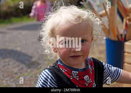 Umea, Norrland Schweden - 16. Juni 2019: Der kleine blonde Junge schaut in die Kamera Stockfoto