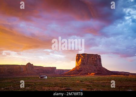 Wunderschöner farbenfroher Sonnenaufgang über butte im Monument Valley Stockfoto