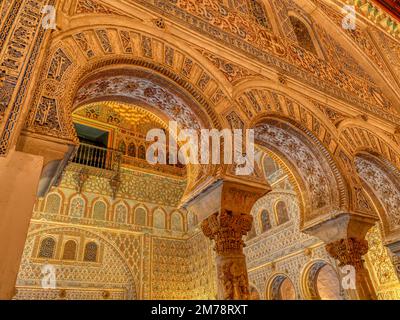 Details der Mudejar-Dekoration im Alcázares reales in Sevilla, Spanien. Stockfoto