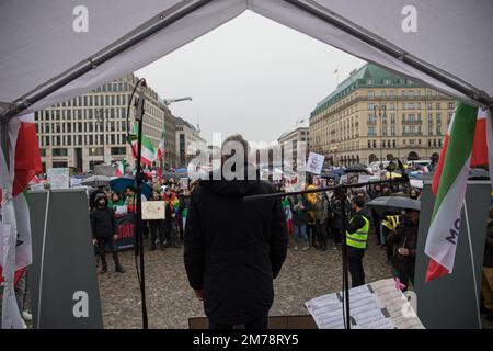 Berlin, Deutschland. 8. Januar 2023. Joern Oltmann hielt bei der Protestrede eine Rede. Oltmann ist ein Politiker der politischen Partei Allianz 90/Grüne. Seit dem 17. November 2021 ist er vierter Bürgermeister des Berliner Bezirks Tempelhof-Schoeneberg. (Kreditbild: © Michael Kuenne/PRESSCOV via ZUMA Press Wire) Stockfoto