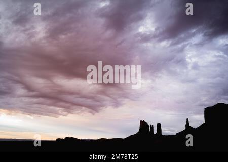 Silhouetten der Hügel im Monument Valley Stockfoto