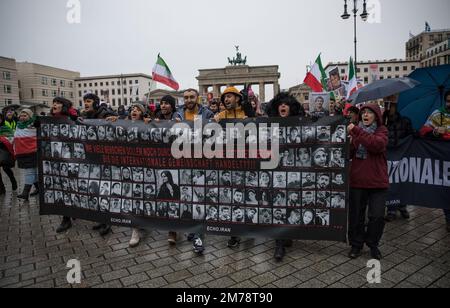 Berlin, Deutschland. 8. Januar 2023. Am 8. Januar 2023 wurde in Berlin am Pariser Platz ein Protest zu Ehren der Opfer der Tragödie des Fluges 752 der Ukraine International Airlines abgehalten. Am 8. Januar 2020 wurde die Boeing 737-800, die von Ukraine International Airlines betrieben wird und von Teheran nach Kiew fliegt, vom Korps der Islamischen Revolutionsgarde (IRGC) in der Nähe von Teheran abgeschossen, was zum Tod aller 176 Passagiere und Besatzungen an Bord führte. Der Protest in Berlin erinnerte an diese Tragödie und forderte Gerechtigkeit für die Opfer und ihre Angehörigen. Außerdem die Demonstranten Stockfoto