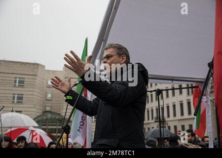 Berlin, Deutschland. 8. Januar 2023. Joern Oltmann hielt bei der Protestrede eine Rede. Oltmann ist ein Politiker der politischen Partei Allianz 90/Grüne. Seit dem 17. November 2021 ist er vierter Bürgermeister des Berliner Bezirks Tempelhof-Schoeneberg. (Kreditbild: © Michael Kuenne/PRESSCOV via ZUMA Press Wire) Stockfoto