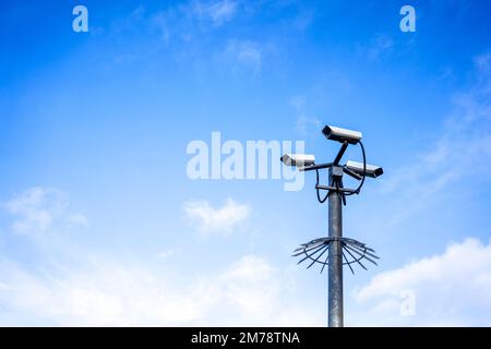 Ich schaue auf Überwachungskameras Stockfoto