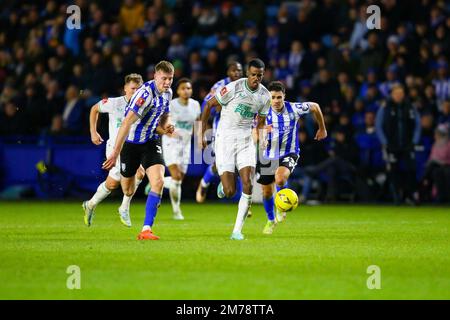 Hillsborough Stadium, Sheffield, England - 7. Januar 2023 Alexander Isak (14) of Newcastle United bricht von Mark McGuinness (34) of Sheffield Wednesday ab - während des Spiels Sheffield Wednesday gegen Newcastle United, Emirates FA Cup, 2022/23, Hillsborough Stadium, Sheffield, England - 7. Januar 2023 Kredit: Arthur Haigh/WhiteRosePhotos/Alamy Live News Stockfoto