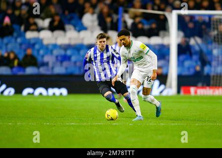 Hillsborough Stadium, Sheffield, England - 7. Januar 2023 Jamal Lewis (12) of Newcastle United, gefolgt von Josh Windie (11) of Sheffield Wednesday - während des Spiels Sheffield Wednesday gegen Newcastle United, Emirates FA Cup, 2022/23, Hillsborough Stadium, Sheffield, England - 7. Januar 2023 Kredit: Arthur Haigh/WhiteRosePhotos/Alamy Live News Stockfoto