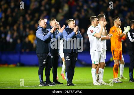 Hillsborough Stadium, Sheffield, England - 7. Januar 2023 Newcastle United Manager Eddie Howe applaudiert den Reisenden Fans - während des Spiels Sheffield Wednesday V Newcastle United, Emirates FA Cup, 2022/23, Hillsborough Stadium, Sheffield, England - 7. Januar 2023 Kredit: Arthur Haigh/WhiteRosePhotos/Alamy Live News Stockfoto