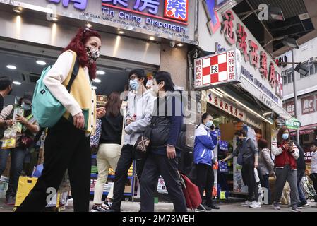 Menschen suchen nach Antidiarrhoe Medizin und proprietäre chinesische Medikamente in Yuen Long, jetzt sind diese populär während der Omicron XBB.1,5 Ausbruch in China.04JAN23 SCMP /K. Y. Cheng Stockfoto