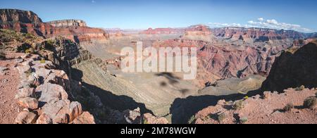 Panoramablick auf den roten Grand Canyon um 12:00 Uhr Stockfoto