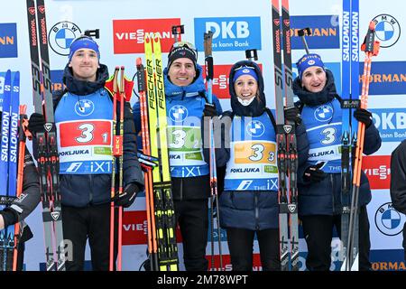 Pokljuka, Slowenien. 08. Januar 2023. Fabien Claude, Quentin Fillon Maillet, Anais Chevalier-Bouchet und Julia Simon von der Linken Frankreichs posieren auf dem Podium, nachdem sie den Mixed Relay-Wettbewerb bei der Biathlon-Weltmeisterschaft in Pokljuka gewonnen haben. Kredit: SOPA Images Limited/Alamy Live News Stockfoto